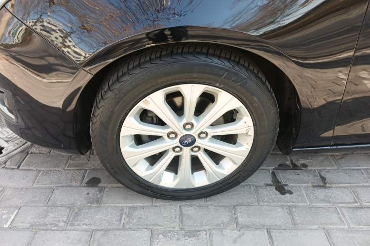 Used Ford Escort 2015 1.5L Automatic Fashion Model Left Front Wheel Hub