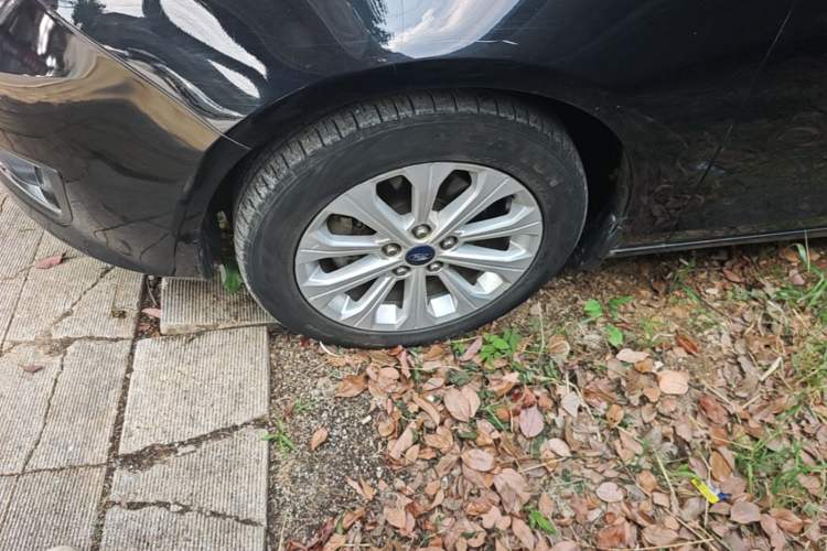Used Ford Escort 2015 1.5L Automatic Fashion Model Left Front Wheel Hub