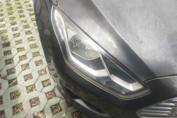Used Ford Escort 2015 1.5L Automatic Fashion Model Right Front Headlight