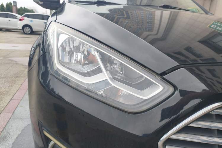 Used Ford Escort 2015 1.5L Manual Fashion Edition Right Front Headlight
