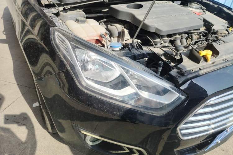 Used Ford Escort 2015 1.5L Manual Fashion Edition Right Front Headlight