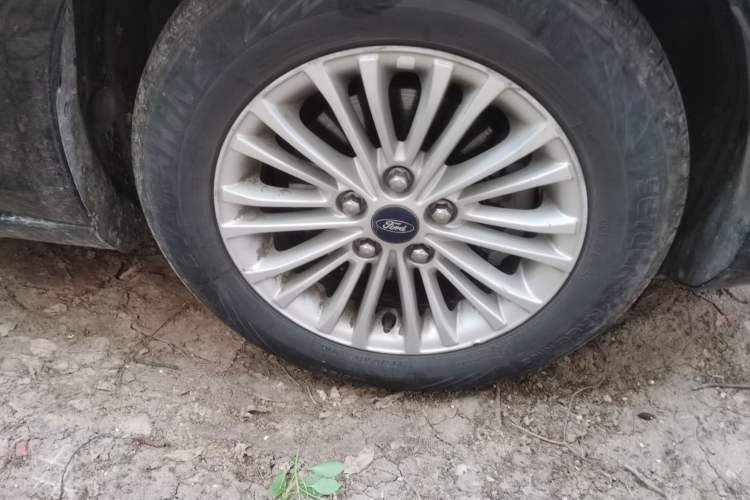 Used Ford Escort 2015 1.5L Manual Comfort Model Right Front Wheel Hub
