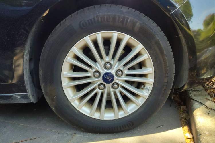 Used Ford Escort 2015 1.5L Manual Comfort Model Right Front Wheel Hub
