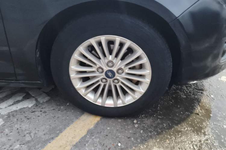 Used Ford Escort 2015 1.5L Automatic Comfort Edition Right Front Wheel Hub