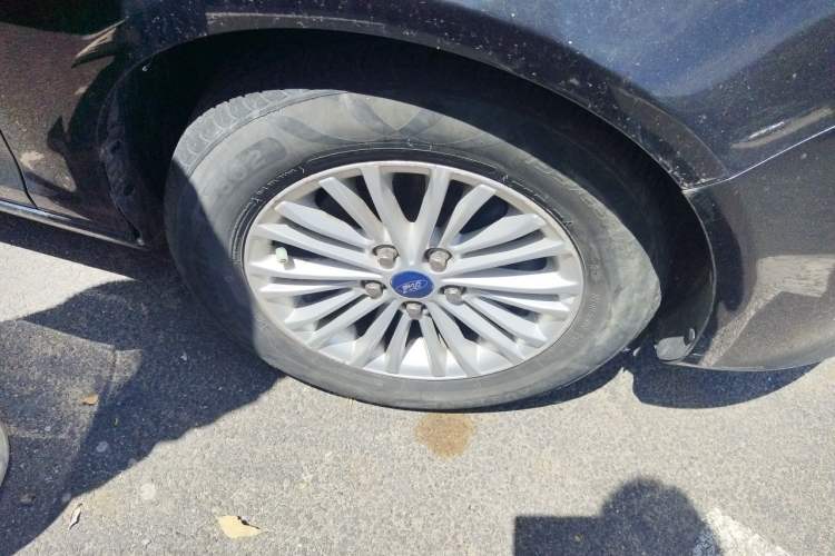 Used Ford Escort 2015 1.5L Manual Comfort Model Right Front Wheel Hub