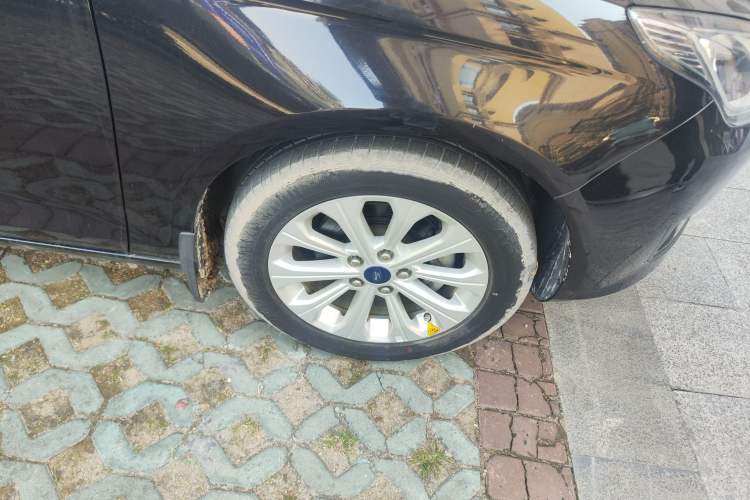 Used Ford Escort 2015 1.5L Automatic Fashion Model Right Front Wheel Hub
