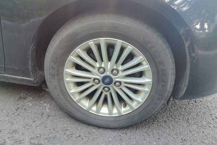 Used Ford Escort 2015 1.5L Manual Comfort Model Right Front Wheel Hub