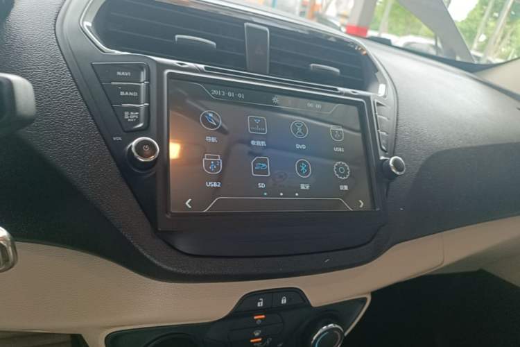 Used Ford Escort 2015 1.5L Automatic Comfort Edition Audio And AC Panel