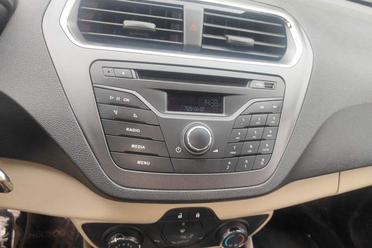 Used Ford Escort 2015 1.5L Automatic Comfort Edition Audio And AC Panel