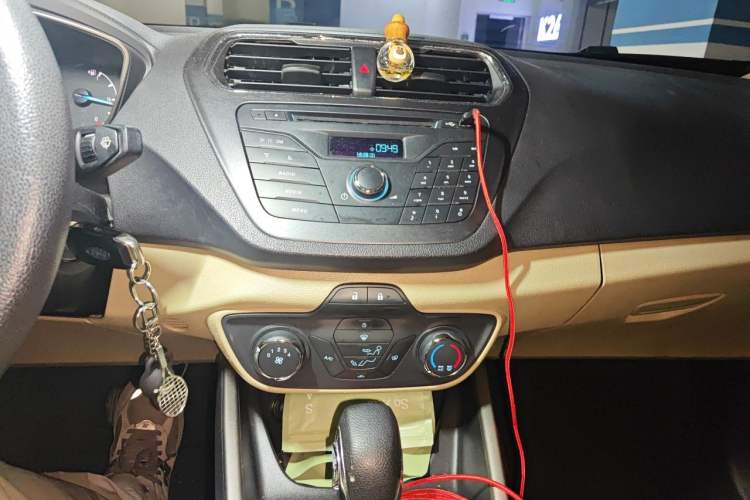 Used Ford Escort 2015 1.5L Automatic Comfort Edition Audio And AC Panel