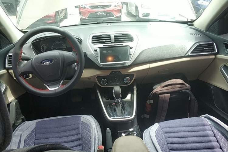 Used Ford Escort 2015 1.5L Automatic Comfort Edition Center Console