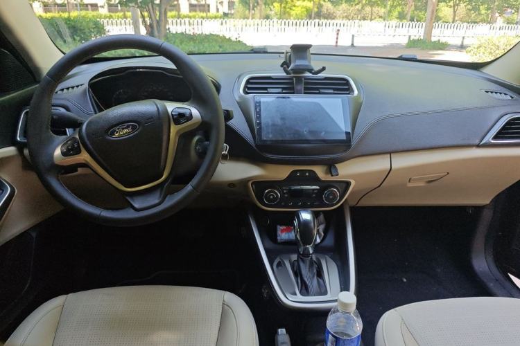 Used Ford Escort 2015 1.5L Automatic Fashion Model Center Console