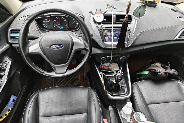 Used Ford Escort 2015 1.5L Manual Fashion Edition Center Console