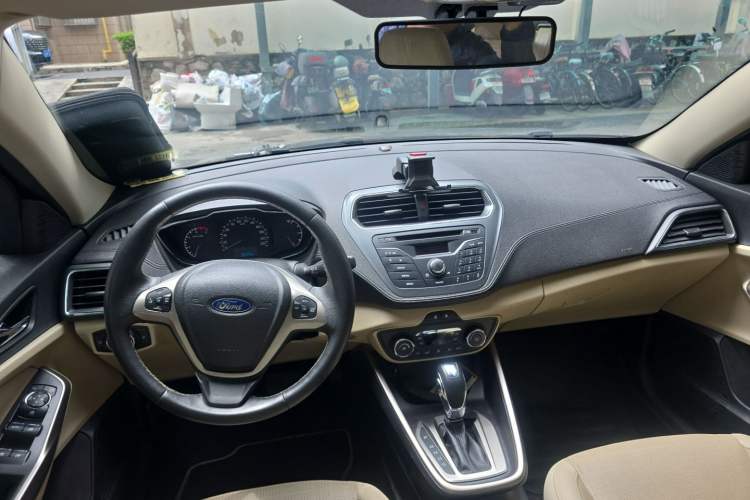 Used Ford Escort 2015 1.5L Automatic Fashion Model Center Console