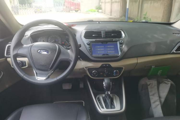 Used Ford Escort 2015 1.5L Automatic Comfort Edition Center Console