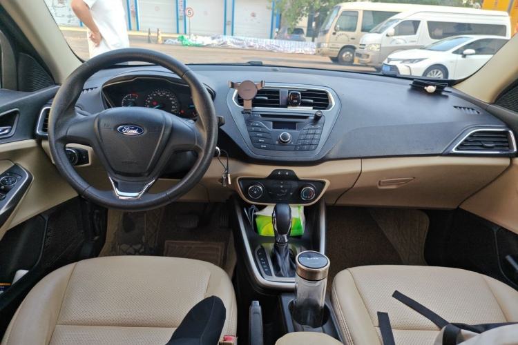 Used Ford Escort 2015 1.5L Automatic Comfort Edition Center Console