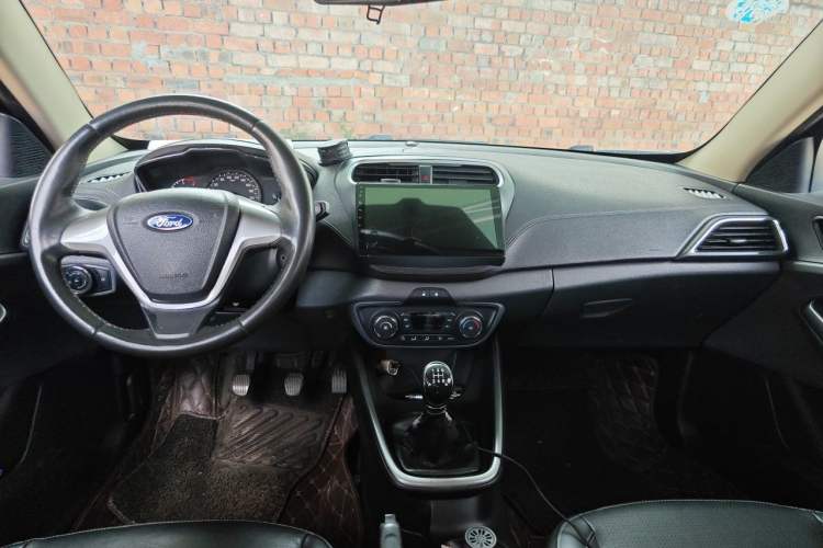 Used Ford Escort 2015 1.5L Manual Fashion Edition Center Console