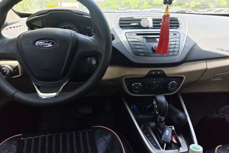 Used Ford Escort 2015 1.5L Automatic Comfort Edition Center Console