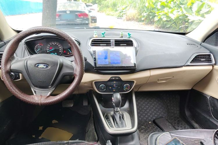 Used Ford Escort 2015 1.5L Automatic Comfort Edition Center Console