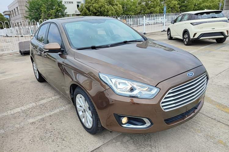 Used Ford Escort 2015 1.5L Manual Fashion Edition Front Right 45 Deg