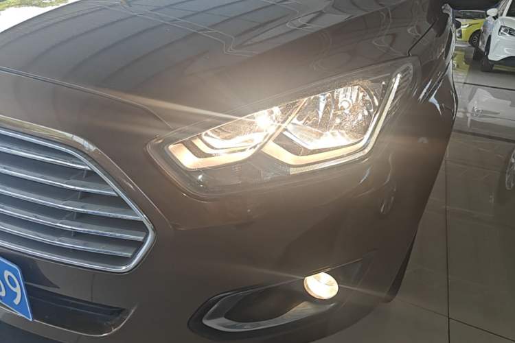 Used Ford Escort 2015 1.5L Automatic Fashion Model Left Front Headlight