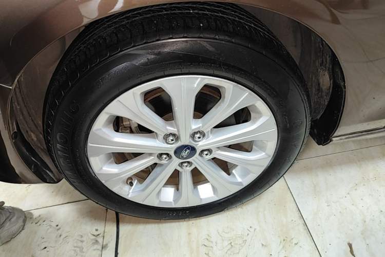 Used Ford Escort 2015 1.5L Automatic Fashion Model Left Front Wheel Hub