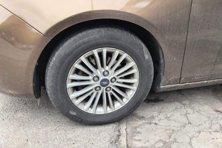 Used Ford Escort 2015 1.5L Manual Comfort Model Left Front Wheel Hub