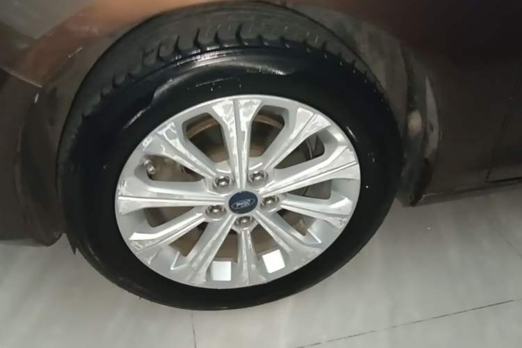 Used Ford Escort 2015 1.5L Automatic Fashion Model Left Front Wheel Hub