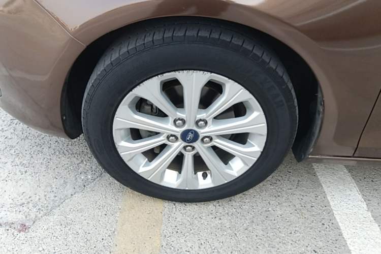 Used Ford Escort 2015 1.5L Automatic Fashion Model Left Front Wheel Hub