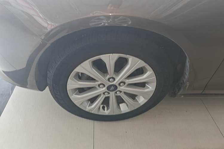 Used Ford Escort 2015 1.5L Automatic Fashion Model Left Front Wheel Hub
