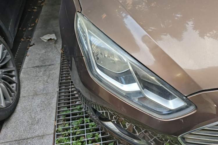 Used Ford Escort 2015 1.5L Automatic Fashion Model Right Front Headlight