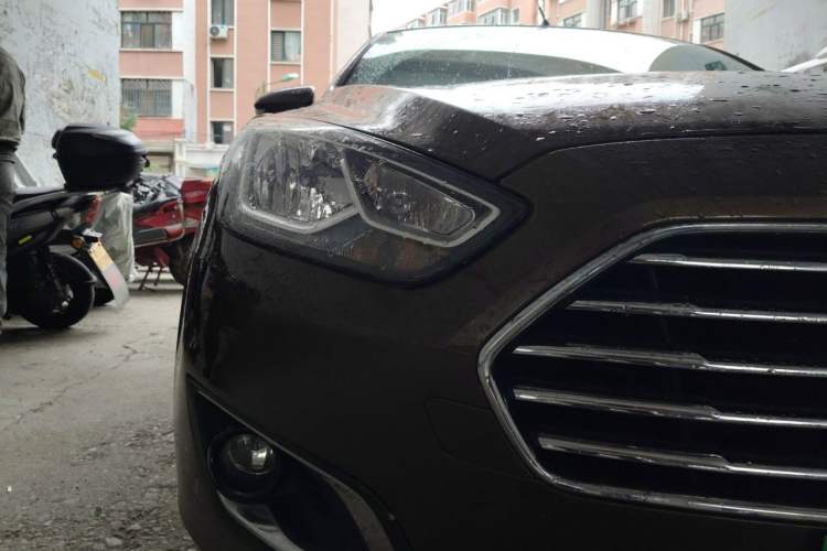 Used Ford Escort 2015 1.5L Automatic Fashion Model Right Front Headlight