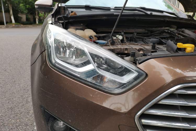 Used Ford Escort 2015 1.5L Automatic Fashion Model Right Front Headlight