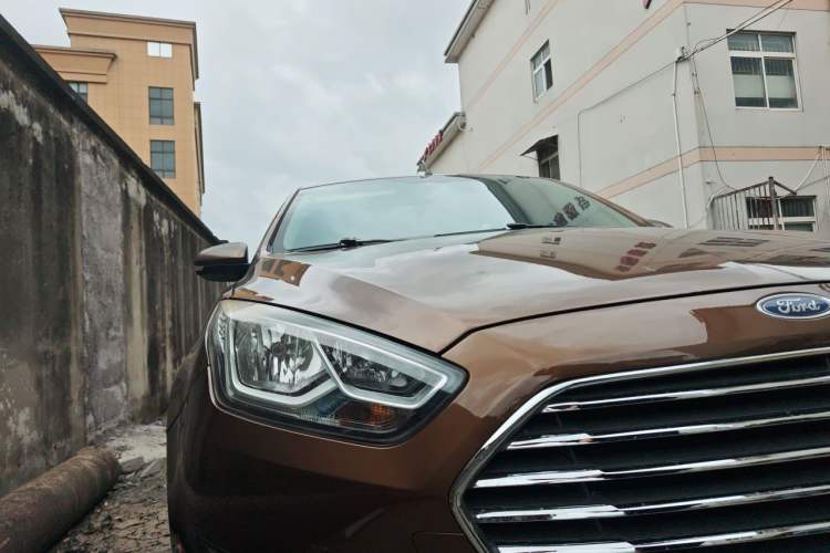 Used Ford Escort 2015 1.5L Manual Fashion Edition Right Front Headlight