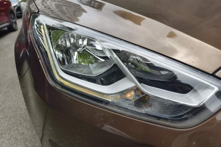 Used Ford Escort 2015 1.5L Automatic Fashion Model Right Front Headlight