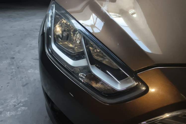 Used Ford Escort 2015 1.5L Manual Comfort Model Right Front Headlight