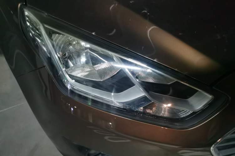Used Ford Escort 2015 1.5L Automatic Fashion Model Right Front Headlight