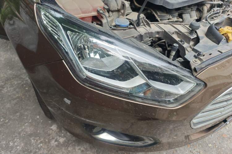 Used Ford Escort 2015 1.5L Automatic Fashion Model Right Front Headlight