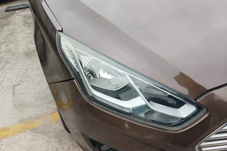 Used Ford Escort 2015 1.5L Manual Fashion Edition Right Front Headlight