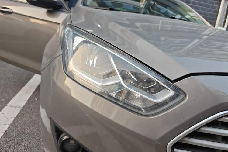Used Ford Escort 2015 1.5L Manual Comfort Model Right Front Headlight