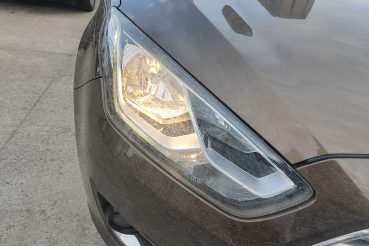Used Ford Escort 2015 1.5L Automatic Fashion Model Right Front Headlight