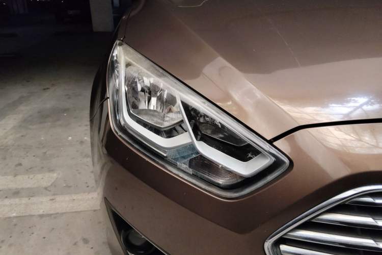 Used Ford Escort 2015 1.5L Automatic Fashion Model Right Front Headlight