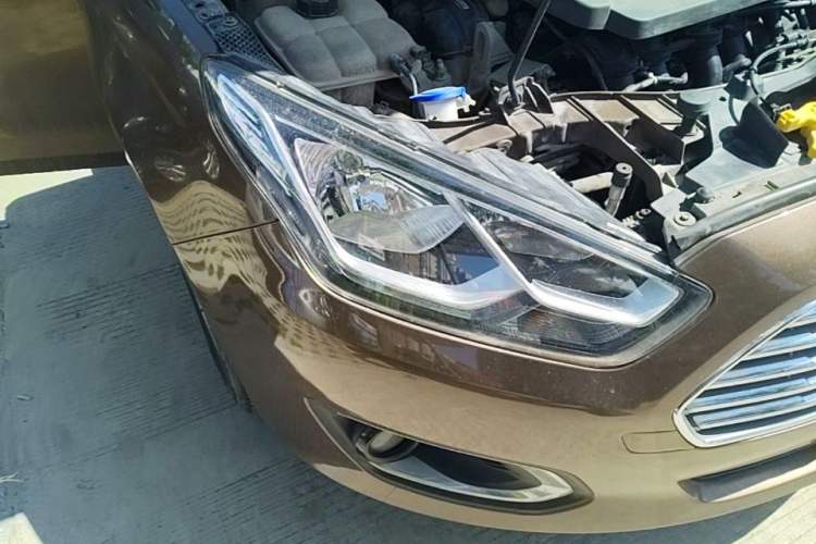 Used Ford Escort 2015 1.5L Automatic Fashion Model Right Front Headlight