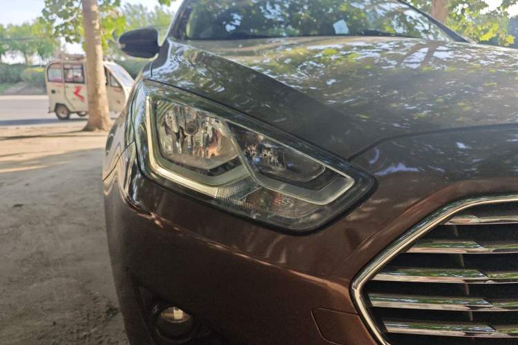 Used Ford Escort 2015 1.5L Manual Comfort Model Right Front Headlight