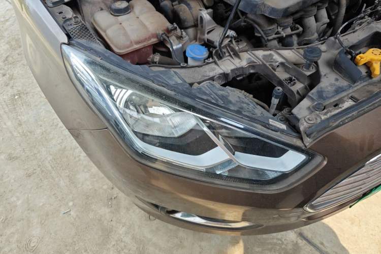 Used Ford Escort 2015 1.5L Manual Fashion Edition Right Front Headlight