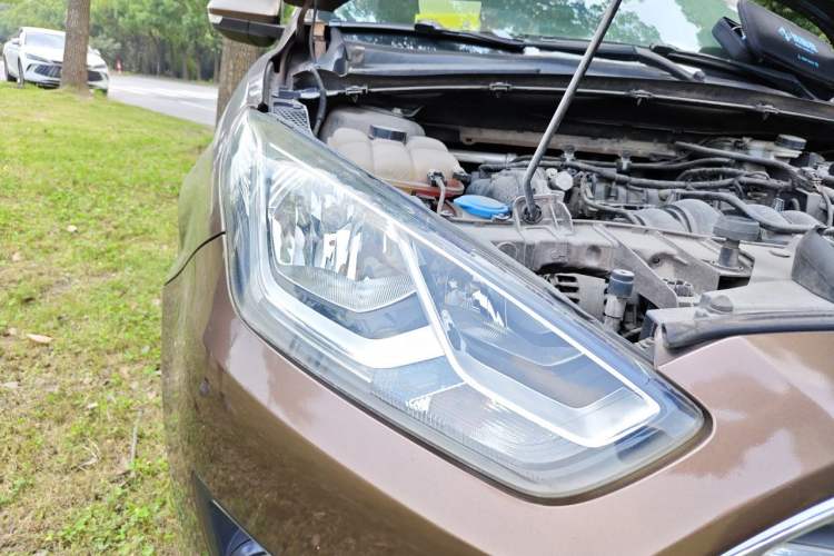 Used Ford Escort 2015 1.5L Automatic Fashion Model Right Front Headlight