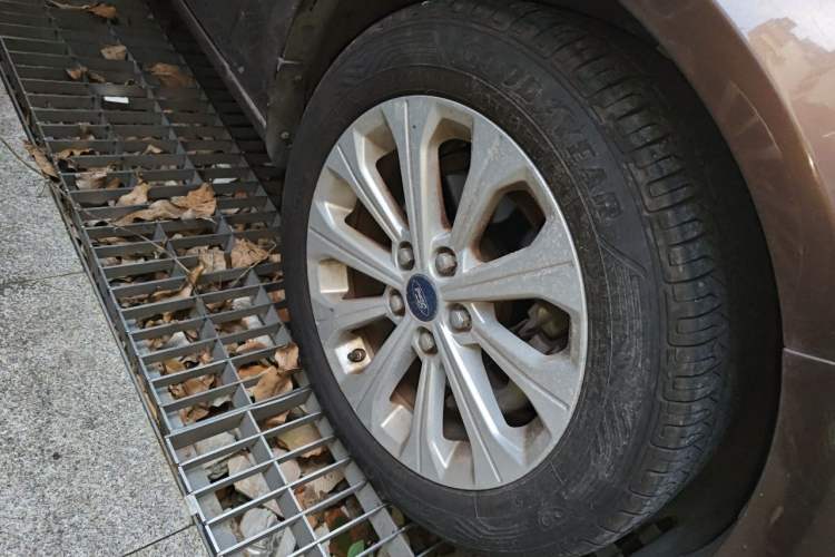 Used Ford Escort 2015 1.5L Automatic Fashion Model Right Front Wheel Hub
