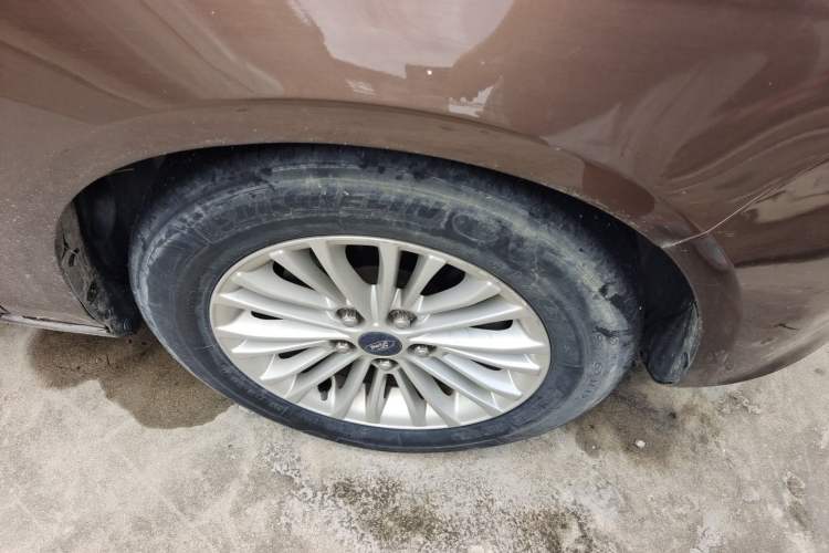 Used Ford Escort 2015 1.5L Manual Comfort Model Right Front Wheel Hub