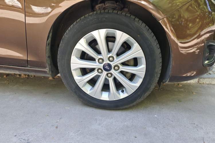 Used Ford Escort 2015 1.5L Automatic Fashion Model Right Front Wheel Hub