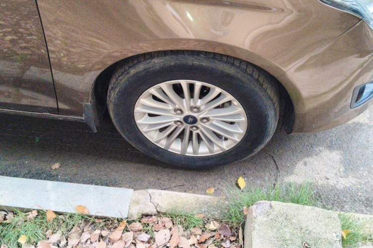 Used Ford Escort 2015 1.5L Automatic Comfort Edition Right Front Wheel Hub